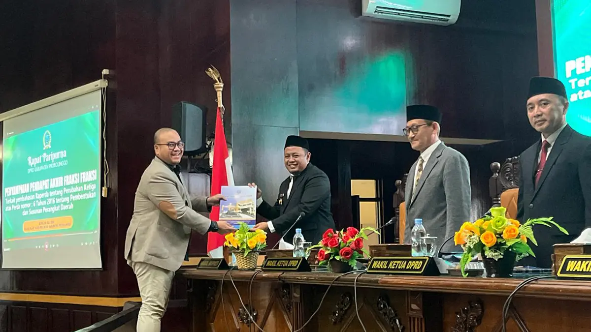 USULAN: Perwakilan fraksi-fraksi DPRD Kabupaten Probolinggo menyerahkan Pendapat Akhir Fraksi terkait Raperda Pembentukan dan Susunan Perangkat Daerah.