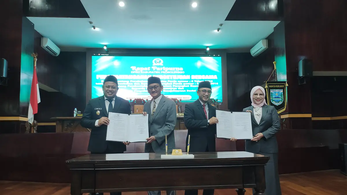 KOMPAK: Pimpinan DPRD Kabupaten Probolinggo bersama Wakil Bupati Probolinggo Fahmi AHZ menunjukkan nota persetujuan bersama yang telah ditandatangani bersama.