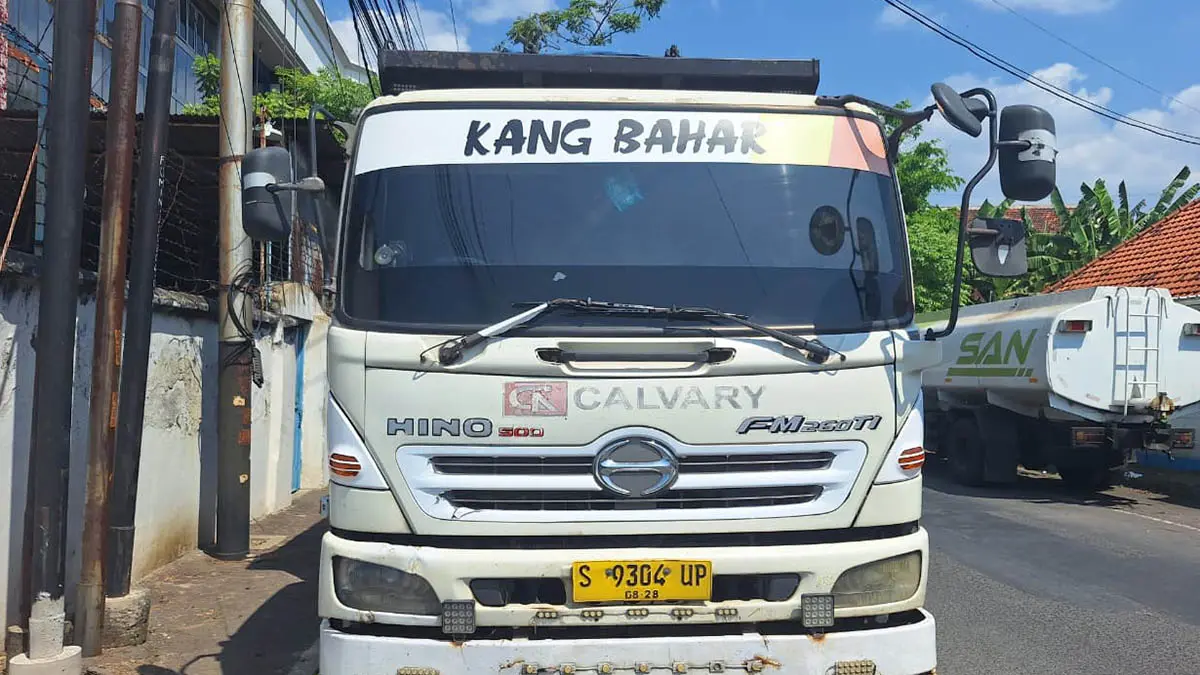 DIAMANKAN: Dump truk yang diduga menyerempet korban di jalan raya Kraton, tepatnya di simpang tiga Tambakrejo, Selasa (7/7) pagi. (Foto : Polres Pasuruan Kota for Jawa Pos Radar Bromo)