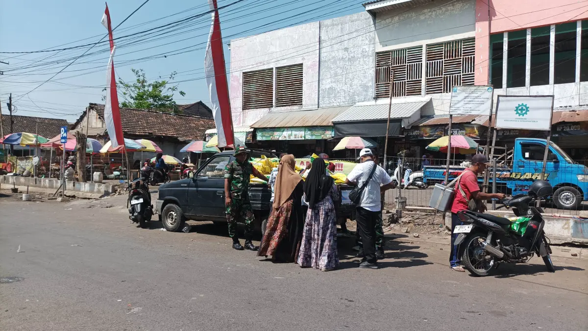 JUAL-BELI: Aktivitas Pasar Semampir saat pagi hari. (Foto: Agus Faiz Musleh/Jawa Pos Radar Bromo)