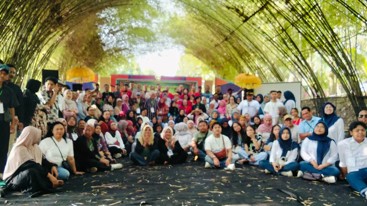 KELUARGA BESAR: Perjamuan keluarga Karjodisastro saat berkumpul di Kampong Pancar Air di Purwodadi, Minggu (5/7) lalu. Mereka berasal dari berbagai daerah. (Foto: Istimewa)