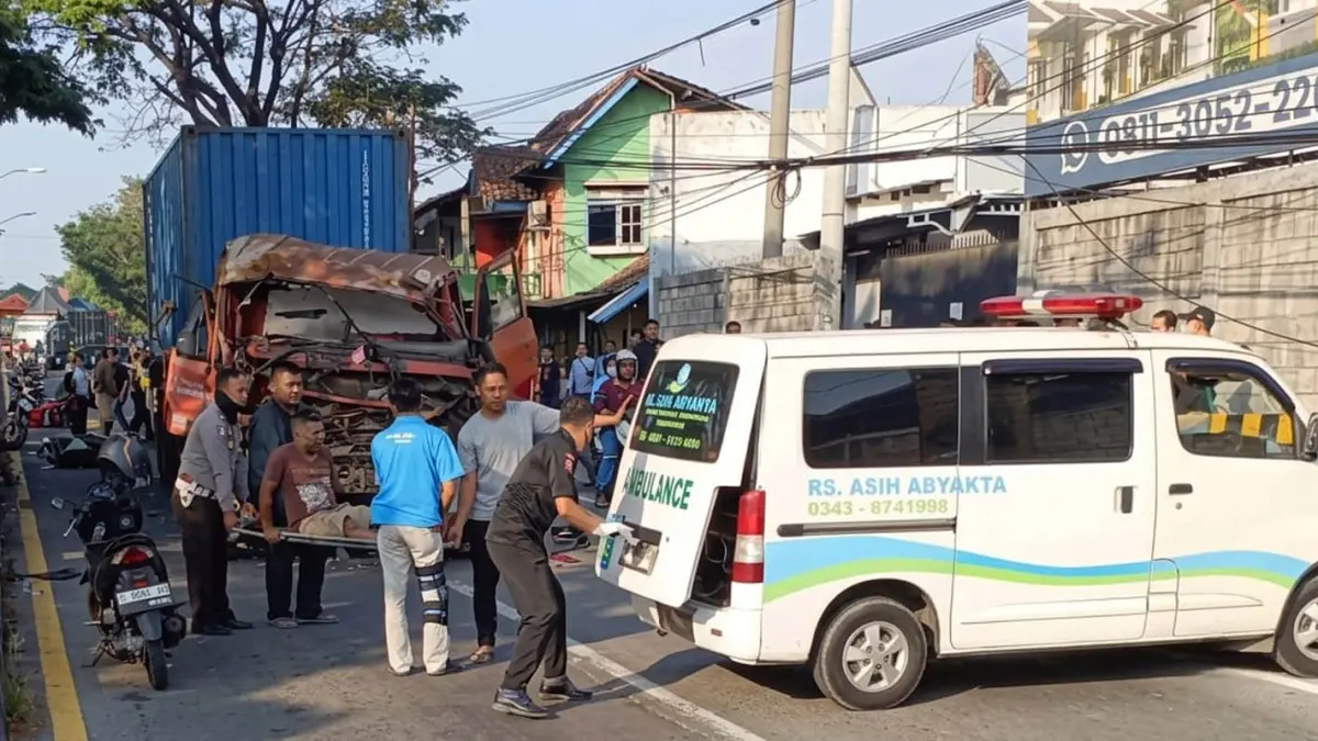 KORBAN SELAMAT: Proses evakuasi pemotor yang ikut tertabrak kontainer di simpang empat Patung Sapi Pandaan, pagi kemarin (7/7). (M Busthomi/ Radar Bromo)