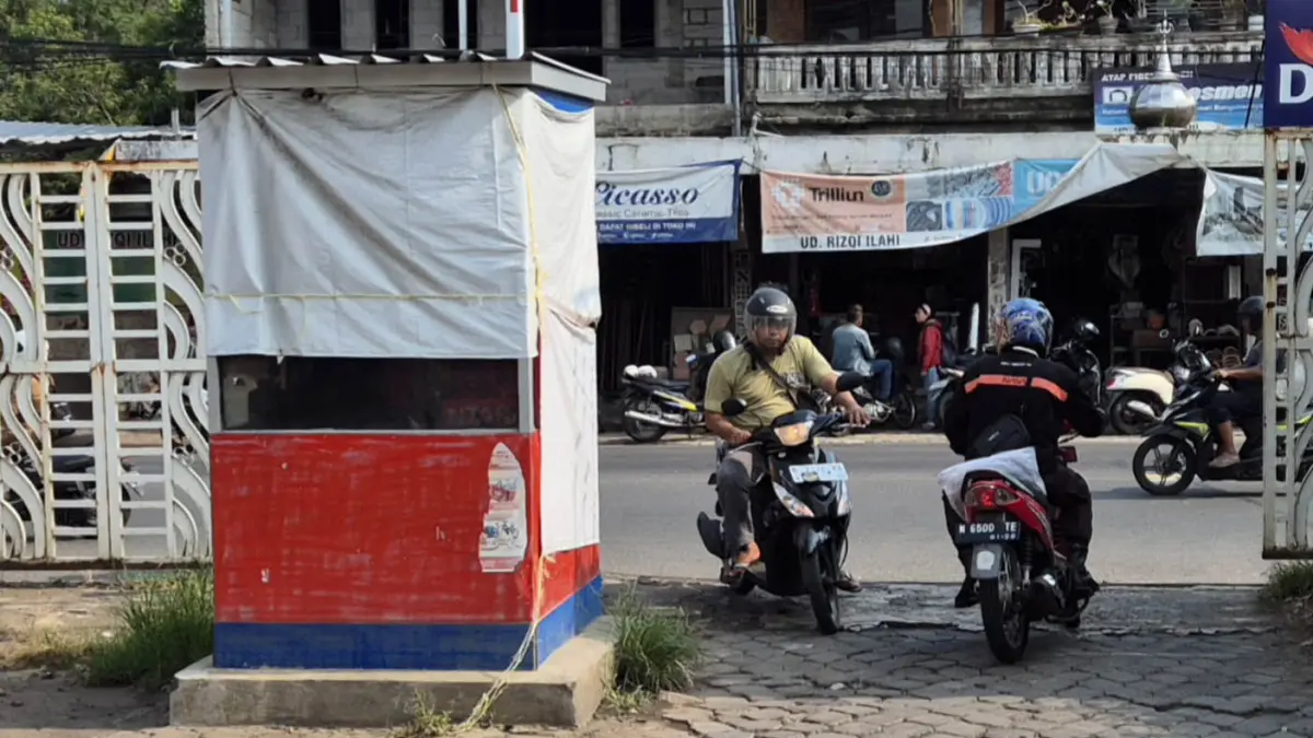 LAMA MANGKRAK: Portal parkir elektronik yang lama tak digunakan di Pasar Kebonagung. Alat ini akandipindahkan ke Terminal Wisata. (Foto: Fahrizal Firmani/Jawa Pos Radar Bromo)