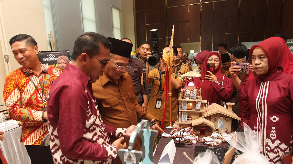 MENARIK PERHATIAN: Wabup Pasuruan Shobih Asrori bersama Forkopimda meninjau lapak inovator. (Foto: M Zubaidillah/Jawa Pos Radar Bromo)