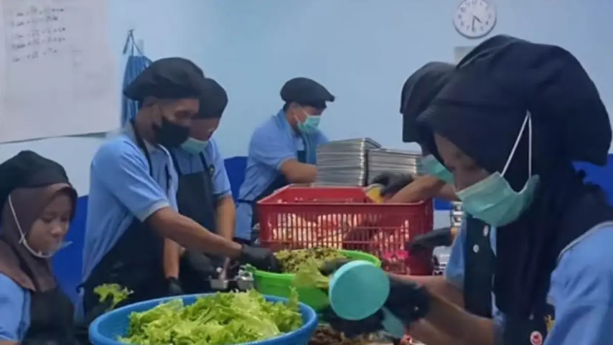 OPERASIONAL: Relawan SPGG Krejengan Opo-opo saat menyiapkan menu makan bergizi gratis yang akan didistribusikan.
