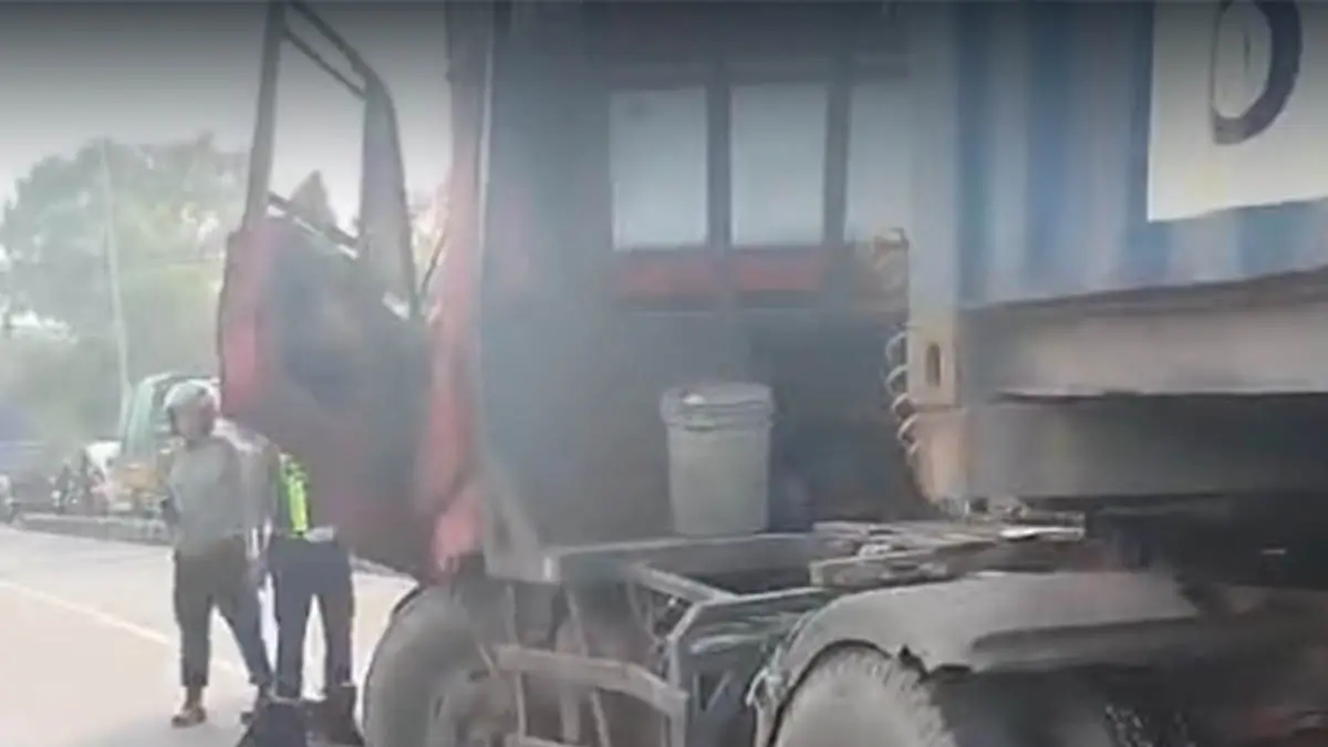 SAAT EVAKUASI: Suasana setelah kecelakaan container yang menabrak lima motor di simpang empat Patung Sapi Pandaan, Selasa (7/7) pagi. (Foto: Istimewa)