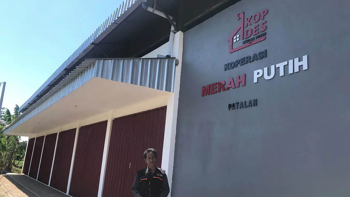SIAP DIGUNAKAN: Kasi Pembangunan Desa Patalan, Budiono di depan gedung KDKMP Desa Patalan, Kecamatan Wonomerto. Gedung ini dekat dengan pemukiman warga. (Foto: Inneke Agustin/Jawa Pos Radar Bromo)