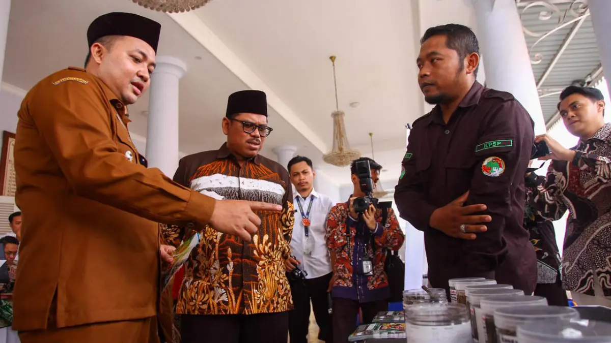 TAHUN LALU: Bupati Pasuruan Rusdi Sutejo meninjau inovasi dari peserta Inopamas tahun 2025 lalu. Hari ini (7/7) awarding Inopamas bakal digelar di auditorium Mpu Sendok. (Foto: dok Jawa Pos Radar Bromo)