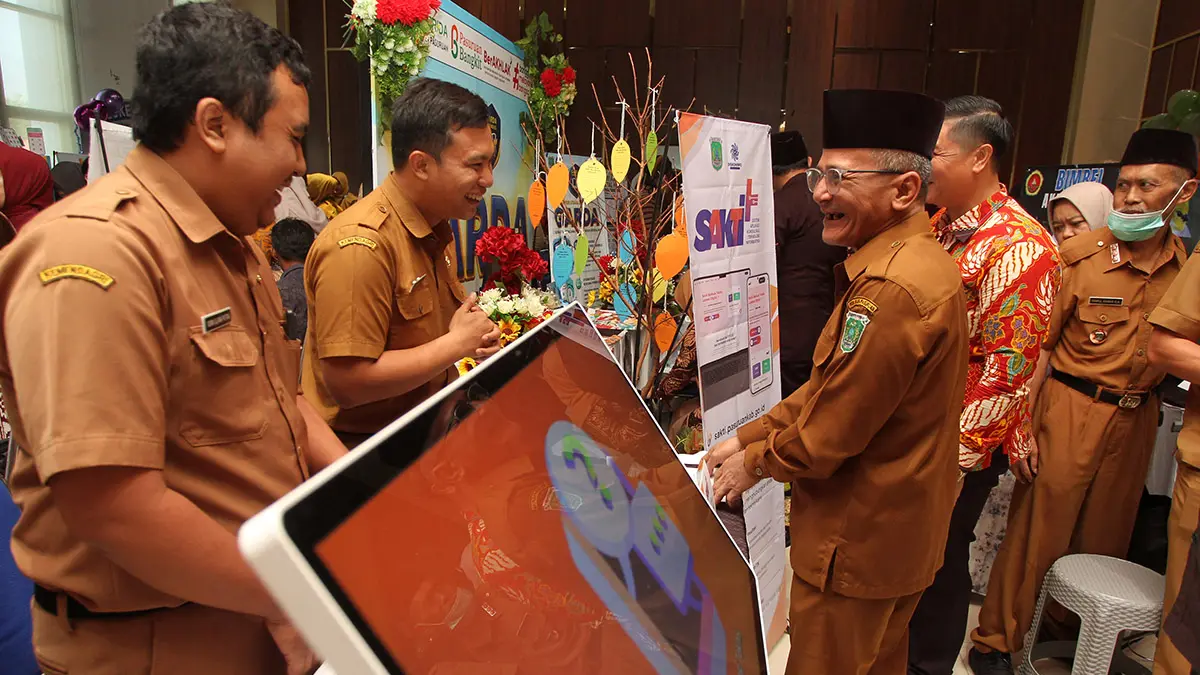 TEROBOSAN: Wabup Shobih Asrori meninjau inovasi Sakti Plus milik Dinas Komunikasi dan Informatika.  (Foto: M Zubaidillah/Jawa Pos Radar Bromo)