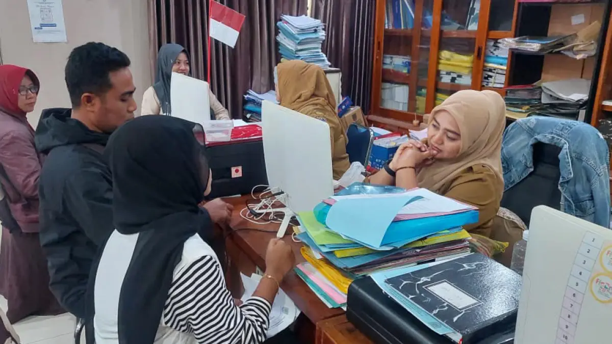 BERBURU SEKOLAH: Salah seorang siswi mengajukan pendaftaran pemenuhan pagu di salah satu SMPN di Kota Probolinggo di Kantor Disdikbud Kota Probolinggo. (ARIF MASHUDI/JAWA POS RADAR BROMO)