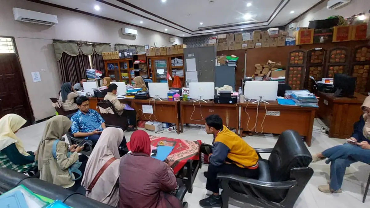 BERBURU SEKOLAH: Sejumlah siswi dan wali murid mengajukan pendaftaran pemenuhan pagu salah satu SMPN di Kota Probolinggo di Kantor Disdikbud Kota Probolinggo.