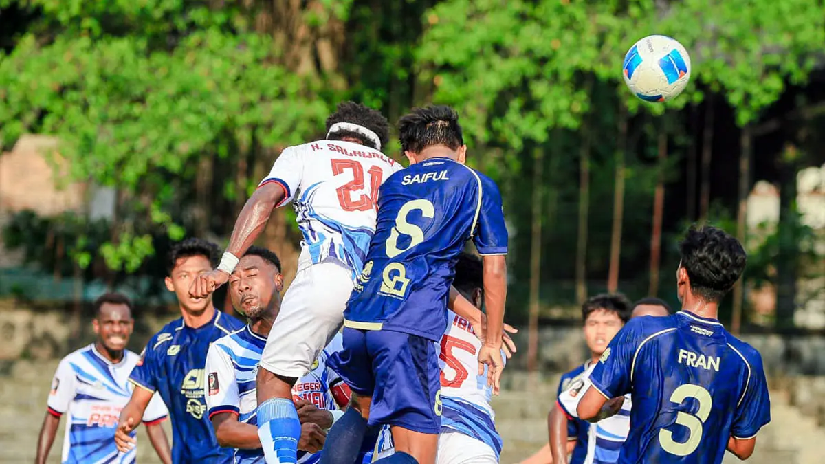 BEREBUT: Pemain Pasuruan United saat berebut bola udara dengan pemain lawan dalam sebuah pertandingan. (Pasuruan United for Radar Bromo)