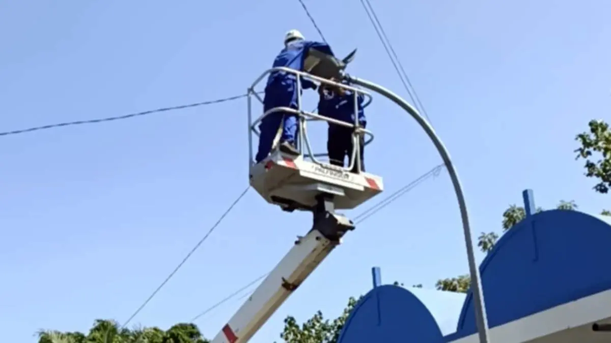 BIAR TERANG: Pemasangan lampu sorot yang diarahkan ke area Terminal Parkir Wisata agar kawasan setempat lebih terang. (Dishub Kota Pasuruan for Radar Bromo)