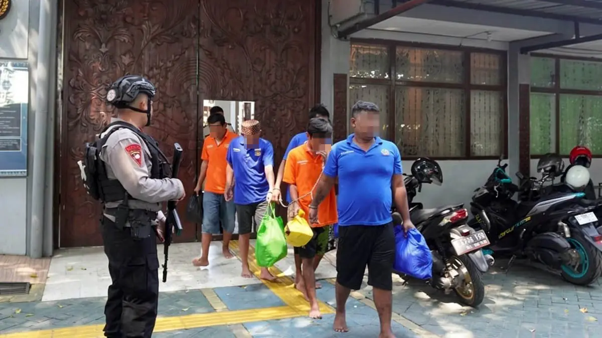 DIJAGA: Pemindahan 55 warga binaan Rutan Bangil yang dijaga ketat petugas kepolisian. Meski ada pemindahan ke lapas, namun kondisi itu, tak lantas membuat rutan setempat, terbebas dari rasa sesak. (Rutan Bangil for Radar Bromo)