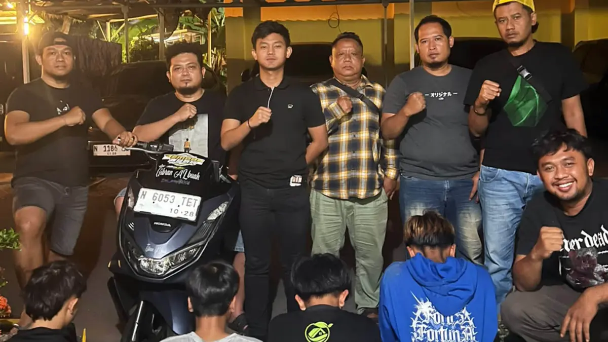 DIRINGKUS: Petugas kepolisian saat menunjukkan hasil ungkap kasus dugaan pencurian motor. 
