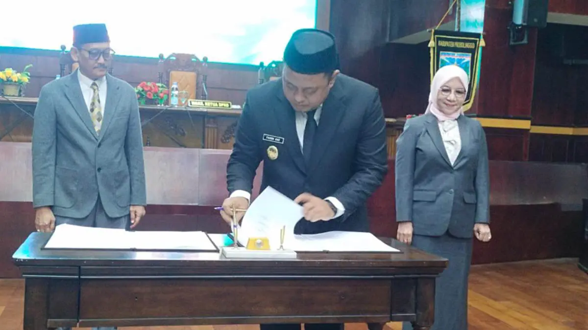 DISEPAKATI: Wakil Bupati Probolinggo Fahmi AHZ dan Pimpinan DPRD Kabupaten Probolinggo melakukan penandatanganan naskah persetujuan bersama tiga raperda. (Foto: Istimewa)