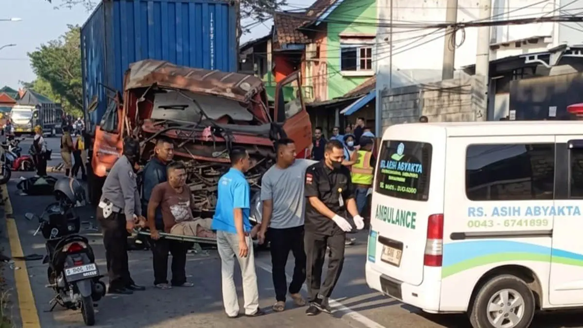Evakuasi korban kecelakaan di Simpang Empat Patung Sapi Pandaan, Selasa (7/7). (Muhamad Busthomi/Radar Bromo)