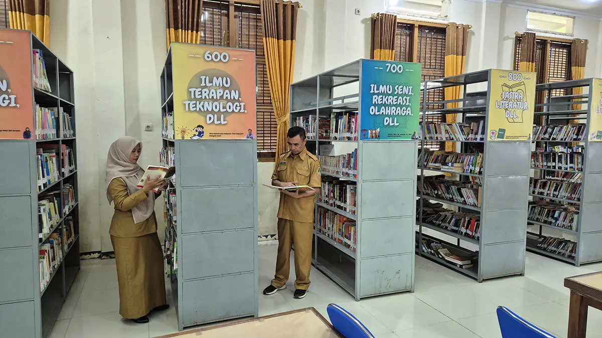 GUDANG ILMU: Kondisi Perpusda Sekargadung Kota Pasuruan. Sejauh ini, jumlah pustakawan perpustakaan setempat, masih belum ideal. (Fahrizal Firmani/Radar Bromo)