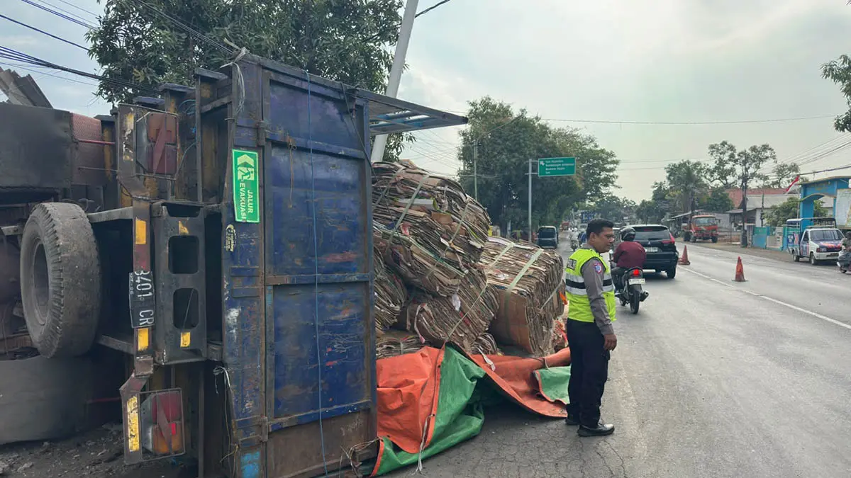 JALUR PANTURA: Truk muatan kardus yang menabrak rumah dan warung, Rabu (8/7) siang. (Foto: Istimewa)