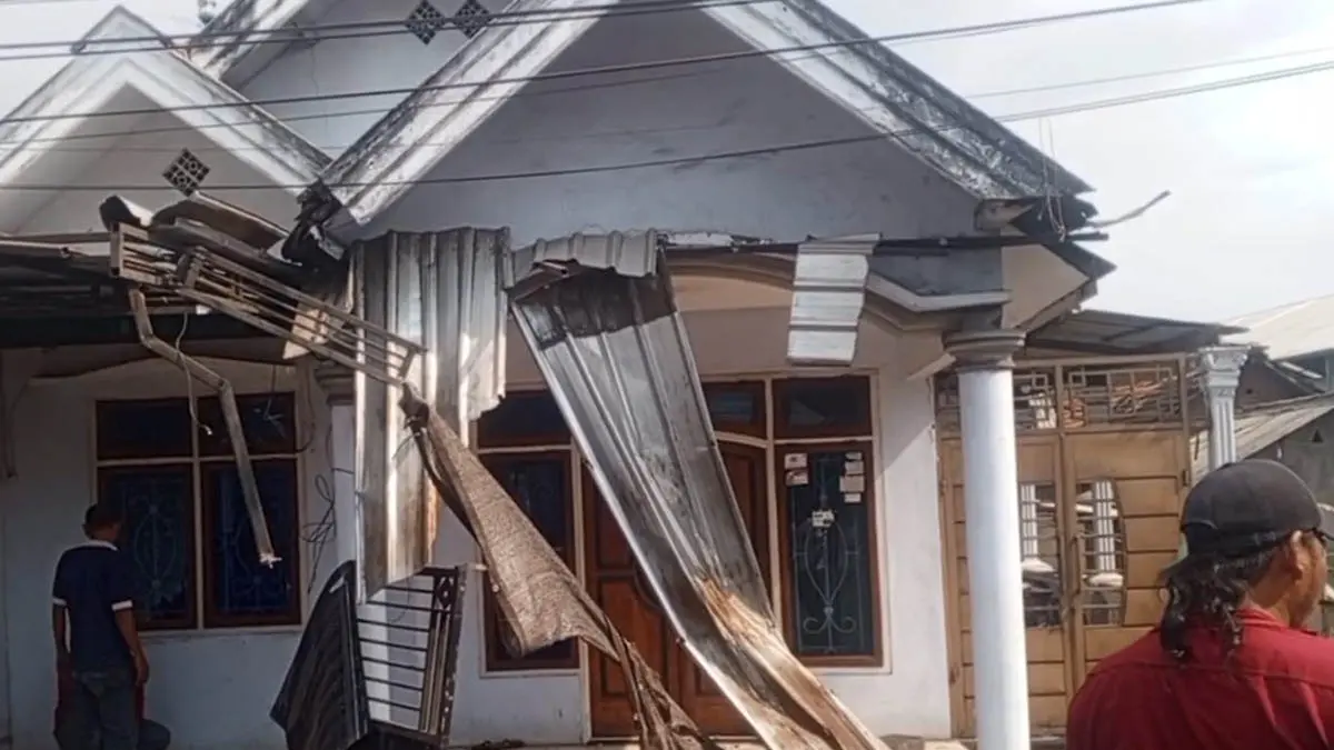 KENA: Salah satu rumah warga yang ikut tertabrak truk. Selain rumah, ada juga warung. (Foto: Istimewa)