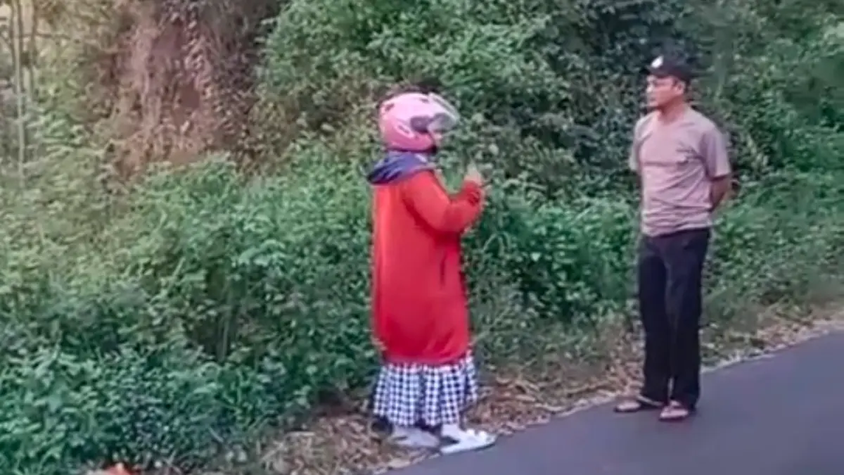 KOBAN BEGAL: Bidan Desa Blado Kulon, Eka Jarmiati, ketika di lokasi kejadian pembegalan di Jalan Curah Bubur, Desa Paras. (DOK JAWA POS RADAR BROMO)