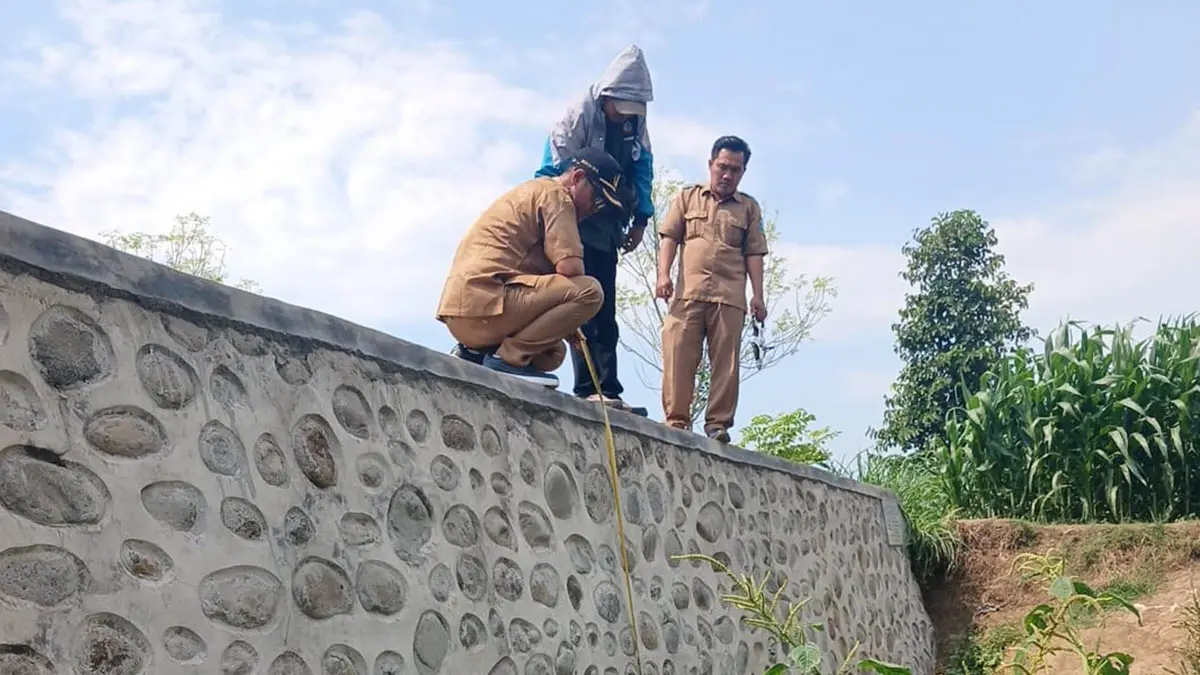 KOKOH: Pembangunan TPT atau plengsengan di RT 8 RW 3 Dusun Pan-pan, Desa Alaskandang, Kecamatan Besuk. (Foto: Agus Faiz Musleh/Jawa Pos Radar Bromo)