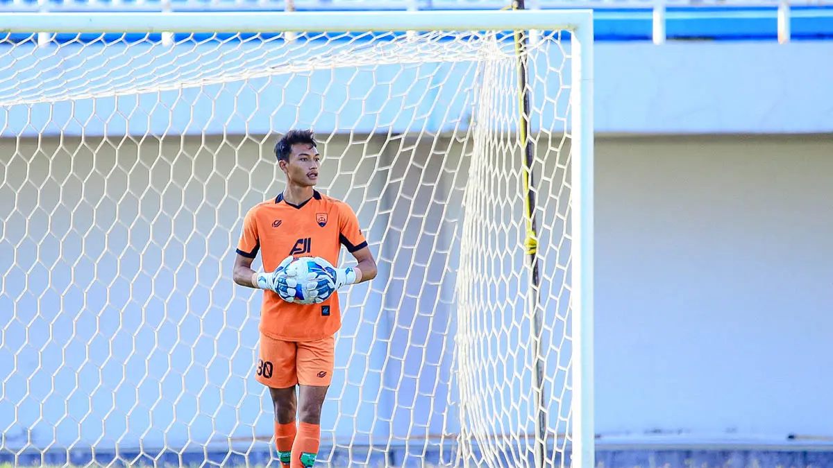 PAHLAWAN: Penjaga gawang Pasuruan United Marendra  Eka Budi Ardhitya yang berhasil menepis satu eksekutor Persinga Ngawi di babak semifinal, di Stadion Mandala Krida, Rabu (8/7) sore. (Foto: Pasuruan United for Jawa Pos Radar Bromo)