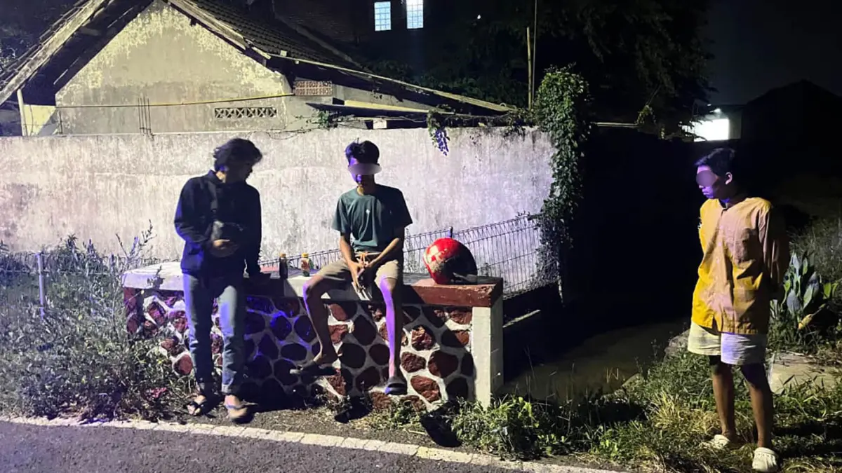 Petugas saat melakukan olah TKP begal motor dengan korban 2 pelajar di Tembokrejo, Kota Pasuruan. 