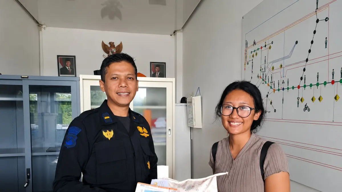 Salah satu penumpang saat mengambil barang yang sempat tertinggal di area kerja PT KAI Daop 9 Jember. 