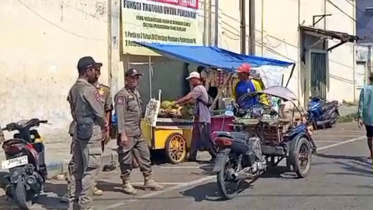 TERTIBKAN: Petugas Satpol PP Kota Pasuruan saat melakukan penertiban PKL yang nekat berjualan di trotoar. (Satpol PP Kota Pasuruan for Radar Bromo)