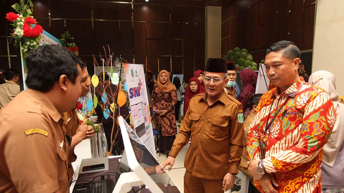 TINJAU LANGSUNG : Wabup Gus Shobih (berpeci) meninjau pameran inovasi sebelum membuka acara. (Foto: M Zubaidillah/Jawa Pos Radar Bromo)