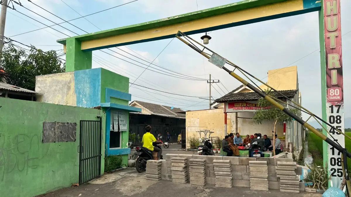 TUTUP: Gerbang Perumahan Grand City ditutup oleh pemilik lahan dengan dipasang batako sejak Senin (6/7). (AGUS FAIZ MUSLEH/JAWA POS RADAR BROMO)