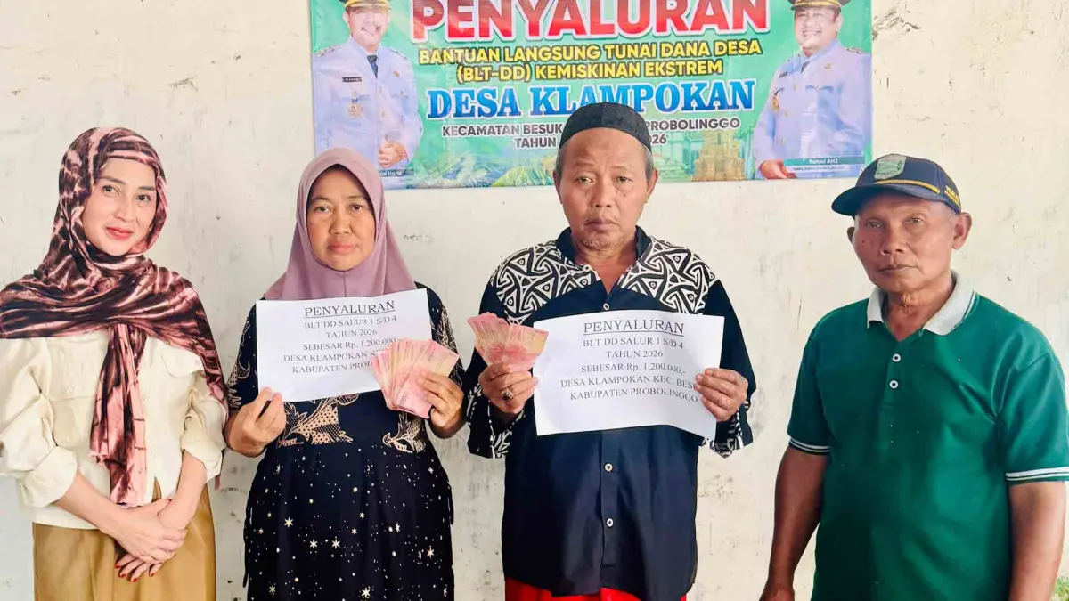 BANTUAN: Kepala Desa Klampokan Bahriatun Nikmah (kiri) bersama KPM BLT DD Tahun 2026.