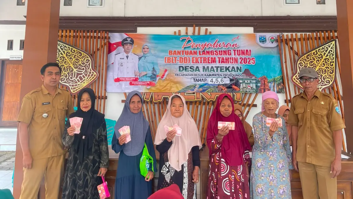 BANTUAN: Kepala Desa Matekan Danny Dilla Arifin (kiri) berfoto bersama warga usai menyalurkan BLT DD kepada KPM.