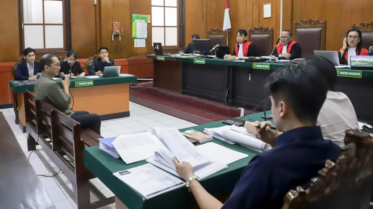 BERI KESAKSIAN: Mantan karyawan PT Java Fortis saat memberi kesaksian di sidang. (Alfian Rizal/ Jawa Pos)