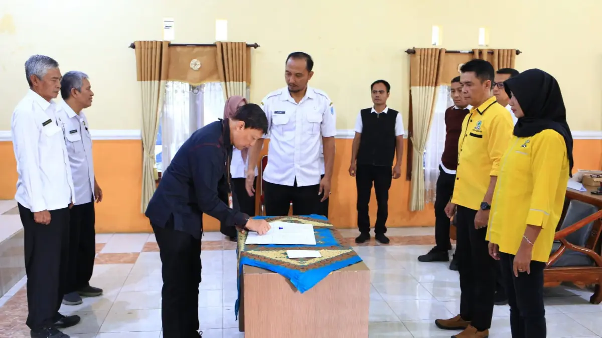 CAIR: Sekretaris Daerah Kota Probolinggo Budiono Wirawan menandatangani surat pencairan banpol untuk tujuh parpol di Kota Probolinggo. (ARIF MASHUDI/JAWA POS RADAR BROMO)