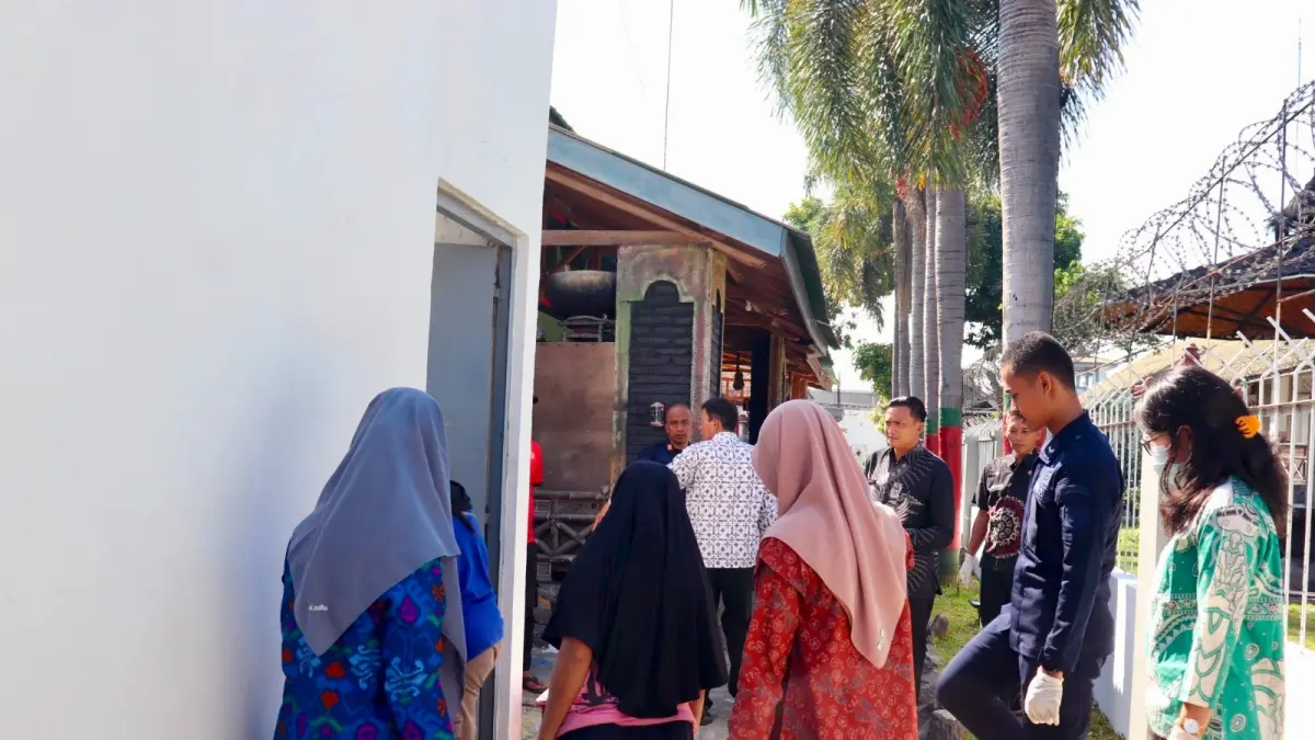 DIGELEDAH: Petugas Rutan Kelas IIB Kraksaan menggeledah blok hunian warga binaan wanita. (RUTAN KRAKSAAN FOR JAWA POS RADAR BROMO)
