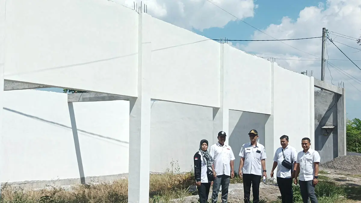 DIKEBUT: Proses pembangunan Koperasi Desa Merah Putih di Desa Krampilan, Kecamatan Besuk. (Foto: Agus Faiz Musleh/Jawa  Pos Radar Bromo)