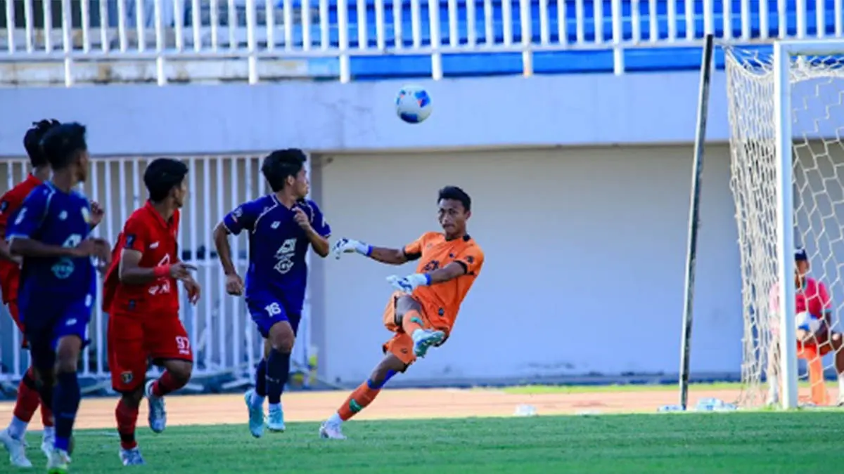 JAUH: Penjaga gawang Pasuruan United Marendra Eka Budi Ardhitya menendang bola saat laga melawan Persinga. Dia berhasil menepis satu tendangan saat drama adu penalti di semifinal. (Foto: Pasuruan United for Jawa Pos Radar Bromo)