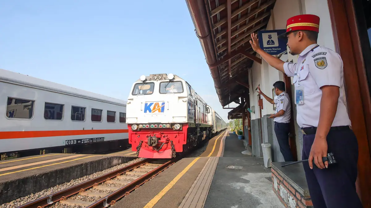 LAYAK JADI PEMBERHENTIAN: Sejumlah KA saat melintas di Stasiun Grati. Peluang Stasiun Grati jadi titik pemberhentian KA commuter line Supaspro terbuka usai hasil survei direspons positif warga. (Mokhamad Zubaidillah/ Radar Bromo)