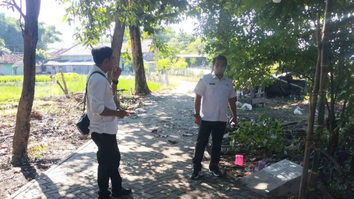 LIHAT LANGSUNG: Kepala Desa Matekan Danny Dilla Arifin (kiri) memantau hasil pavingisasi jalan yang dilakukan pemerintah desa dengan dana Bantuan Keuangan Daerah.