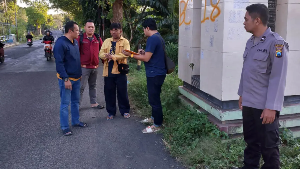 MASIH SELIDIKI: Petugas kepolisian saat melakukan olah TKP dan meminta keterangan terkait aksi begal motor di jalan Mastrip depan makam Tionghoa, Wonoasih, Kamis (9/7). (Inneke Agustin/ Radar Bromo)