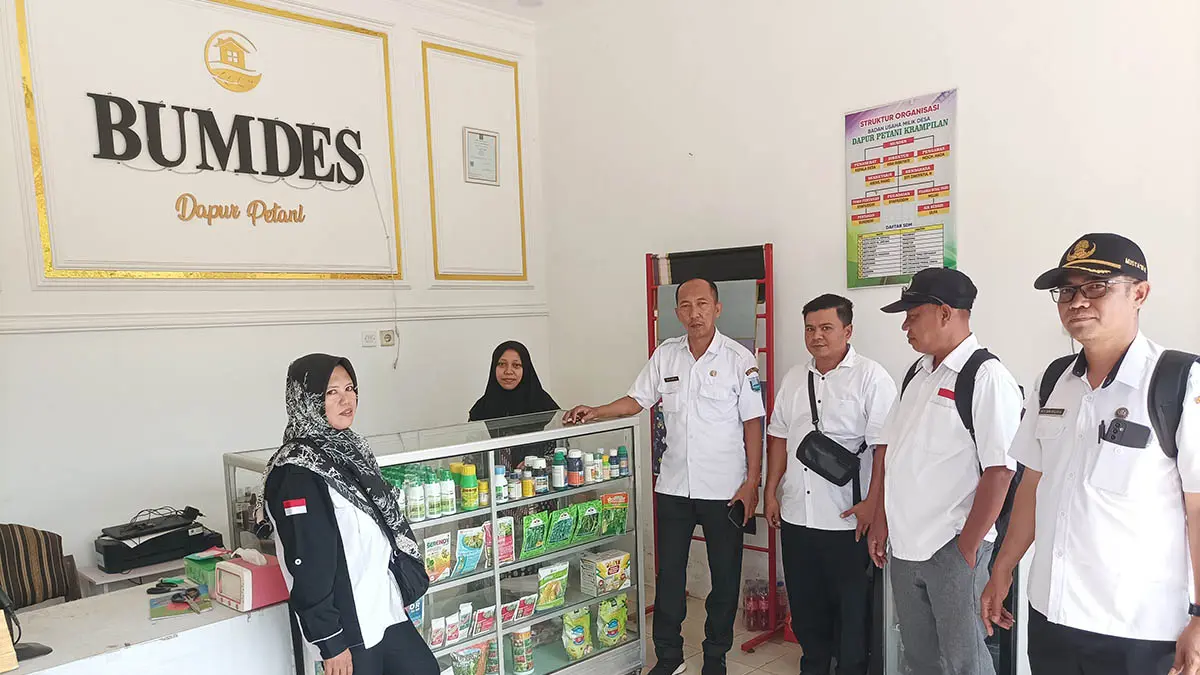 MENGHASILKAN: Unit usaha BUMDes Dapur Petani pada penjualan obat-obatan pertanian. (Foto: Agus Faiz Musleh/Jawa  Pos Radar Bromo)