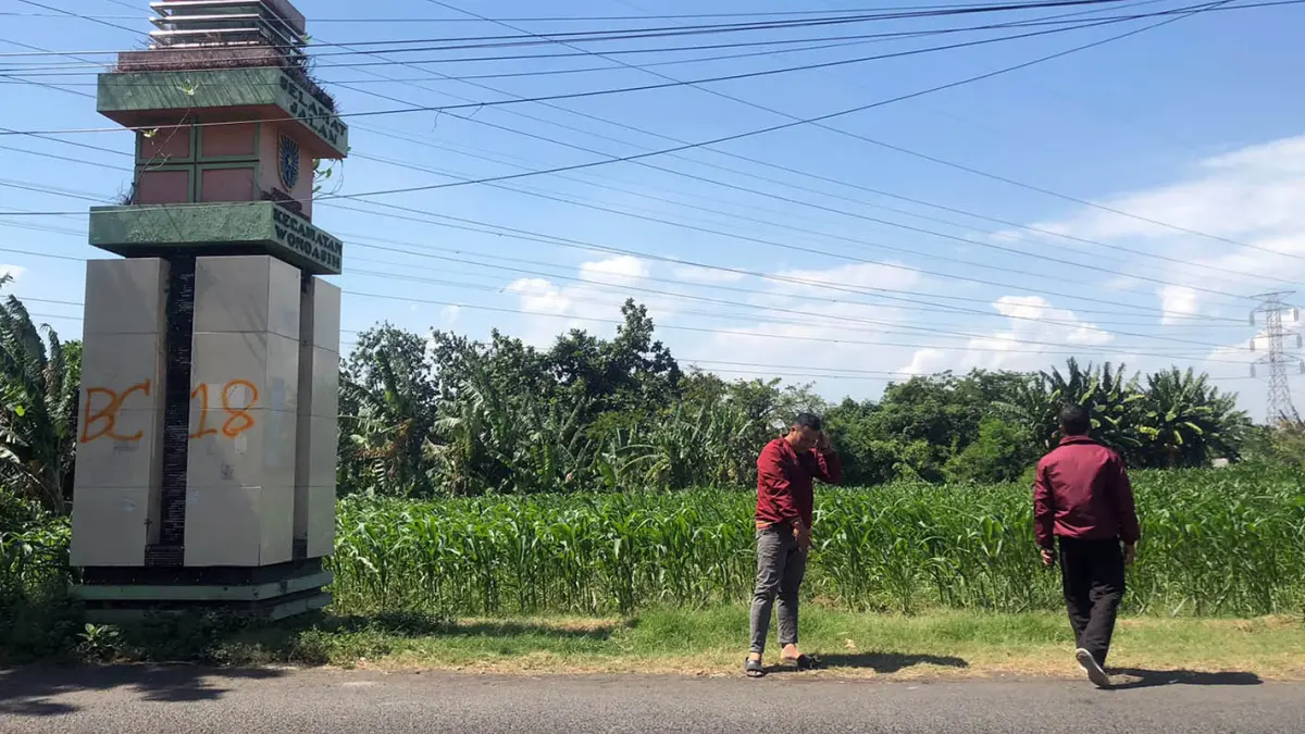 OLAH TKP: Kapolsek Wonoasih Kompol Lukman Hadi (kanan) bersama Kanit Reskrim Polsek Wonoasih Aipda Arief Al Hidayat (kiri) saat melakukan olah TKP di depan Makam Tionghoa, Jalan Mastrip, Kelurahan/Kecamatan Wonoasih, Kamis (9/7). (Inneke Agustin/ Radar Bromo)