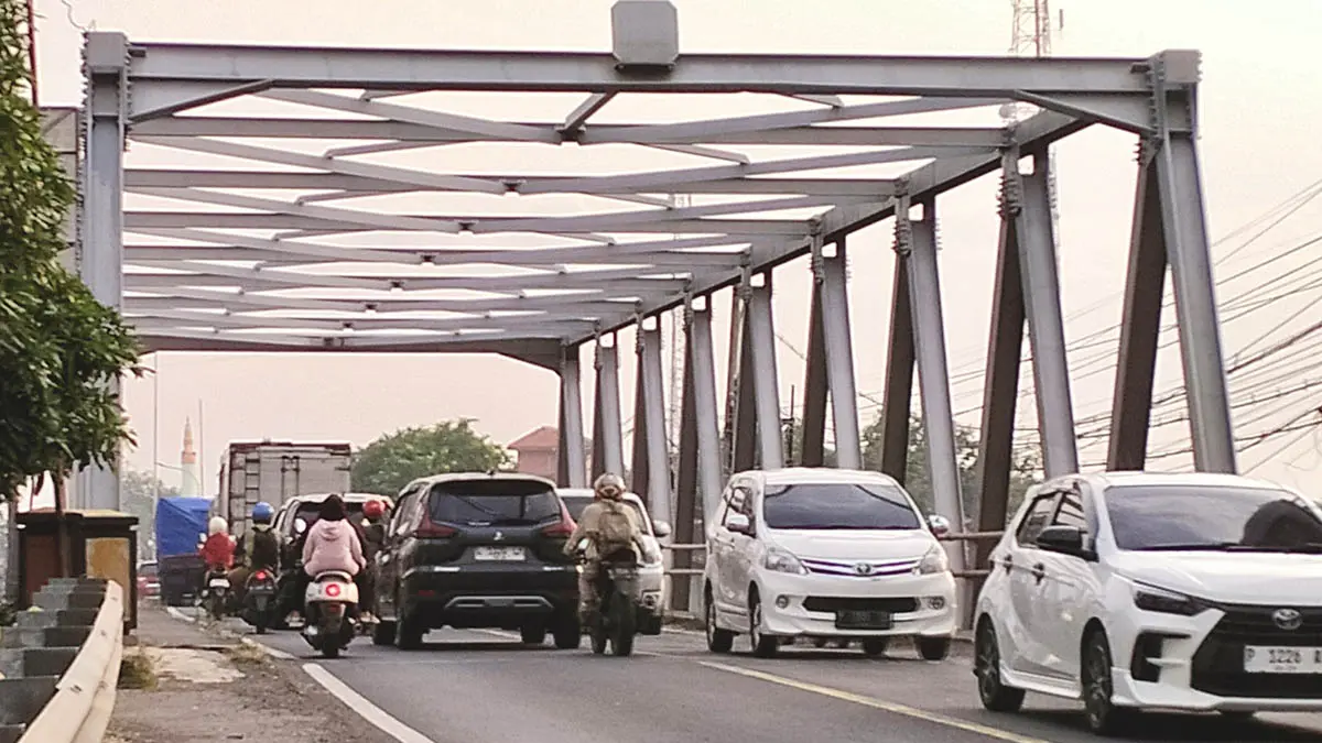 PADAT: Kendaraan yang melintas di Jembatan Pajarakan saat pagi hari. Jembatan penghubung jalur nasional itu akan dibongkar dan diperbaiki total. (Foto: dok Jawa Pos Radar Bromo)