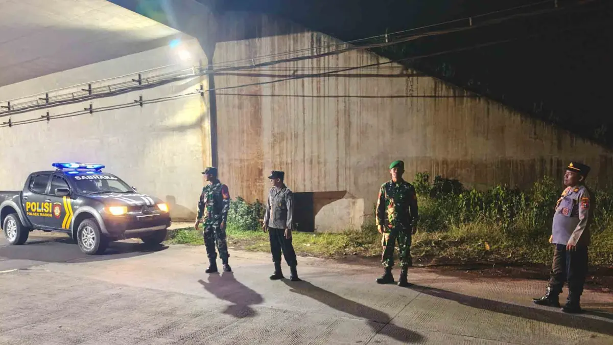 PANTAU WILAYAH: Tim gabungan&nbsp;melakukan patroli di wilayah&nbsp;Polsek Maron, Polres Probolinggo.&nbsp;(ISTIMEWA)