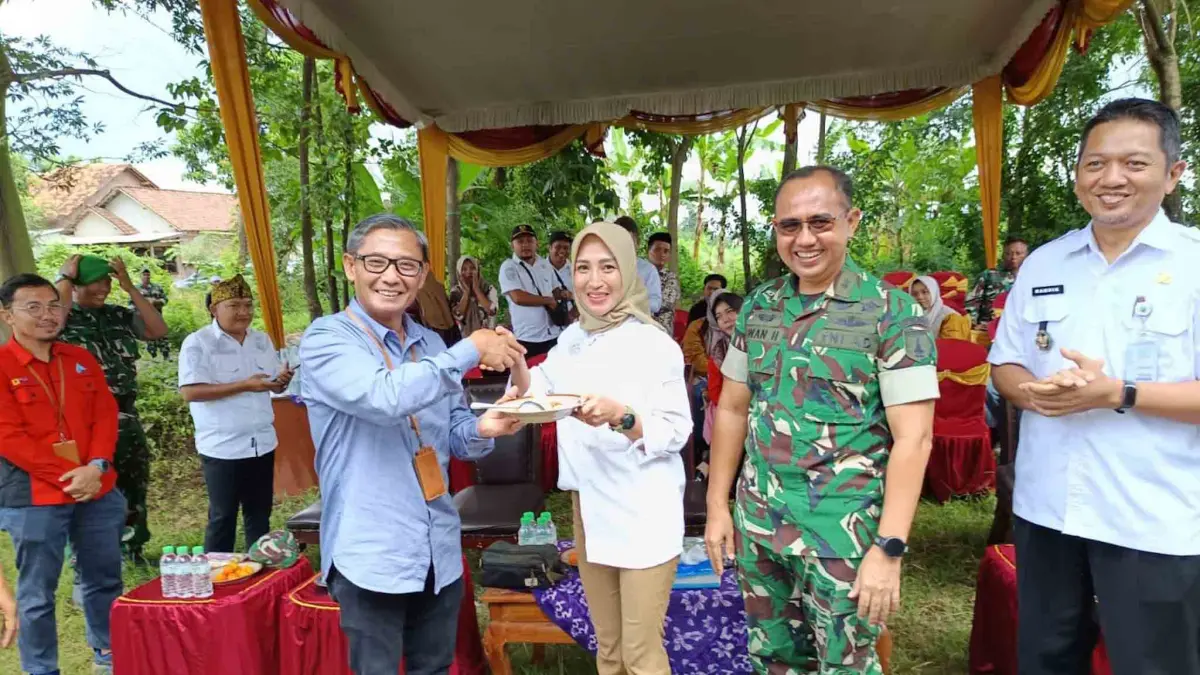 PERESMIAN: Kepala Desa Klampokan Bahriatun Nikmah bersama sejumlah pihak dalam peresmian sumur bor di Desa Klampokan, beberapa waktu lalu.