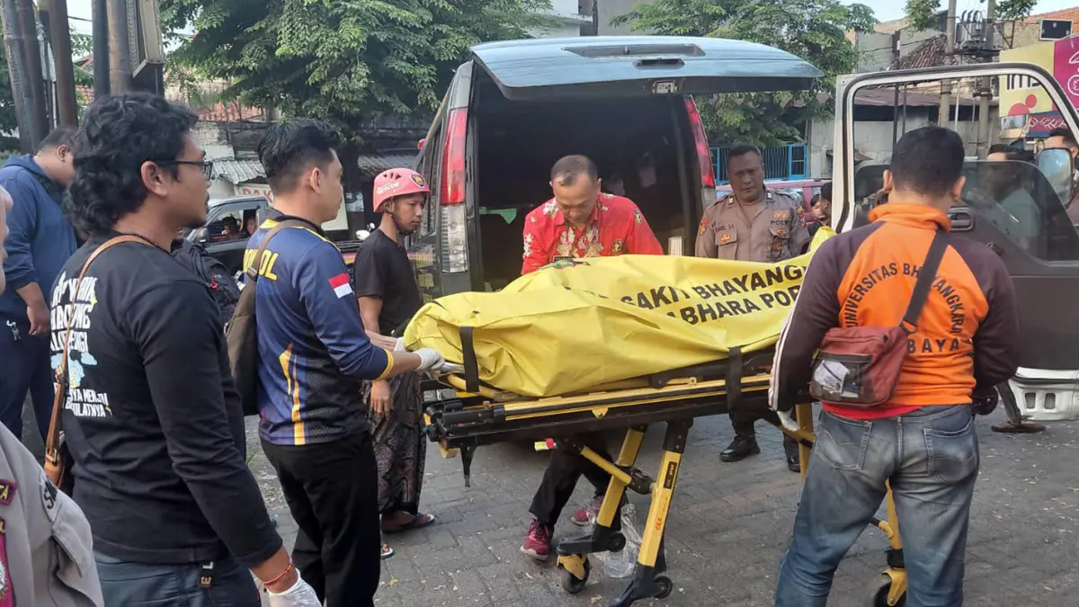 Petugas saat mengevakuasi jenazah korban yang meninggal di dalam kabin truk. 