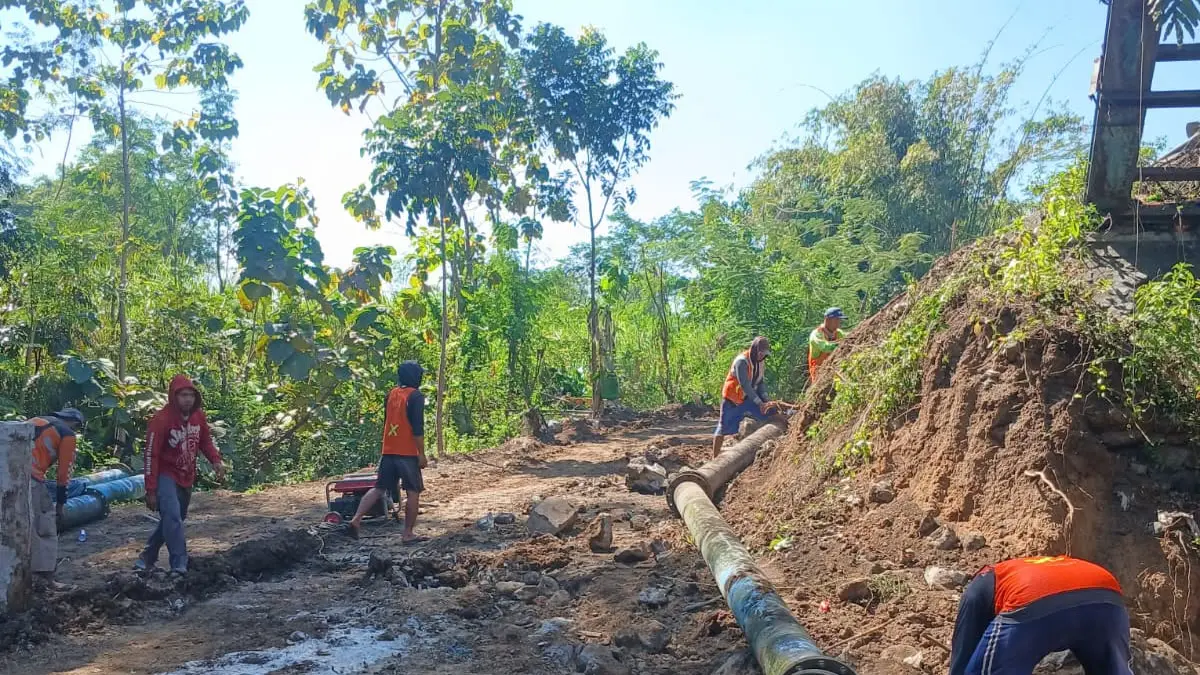 PROYEK: Sejumlah pekerja membongkar pipa utama Perumdam Tirta Argapura Kabupaten Probolinggo di Desa Malasan Kulon, Kecamatan Leces, Senin (6/7). (PERUMDAM TIRTA ARGAPURA UNIT LECES FOR JAWA POS RADAR BROMO)