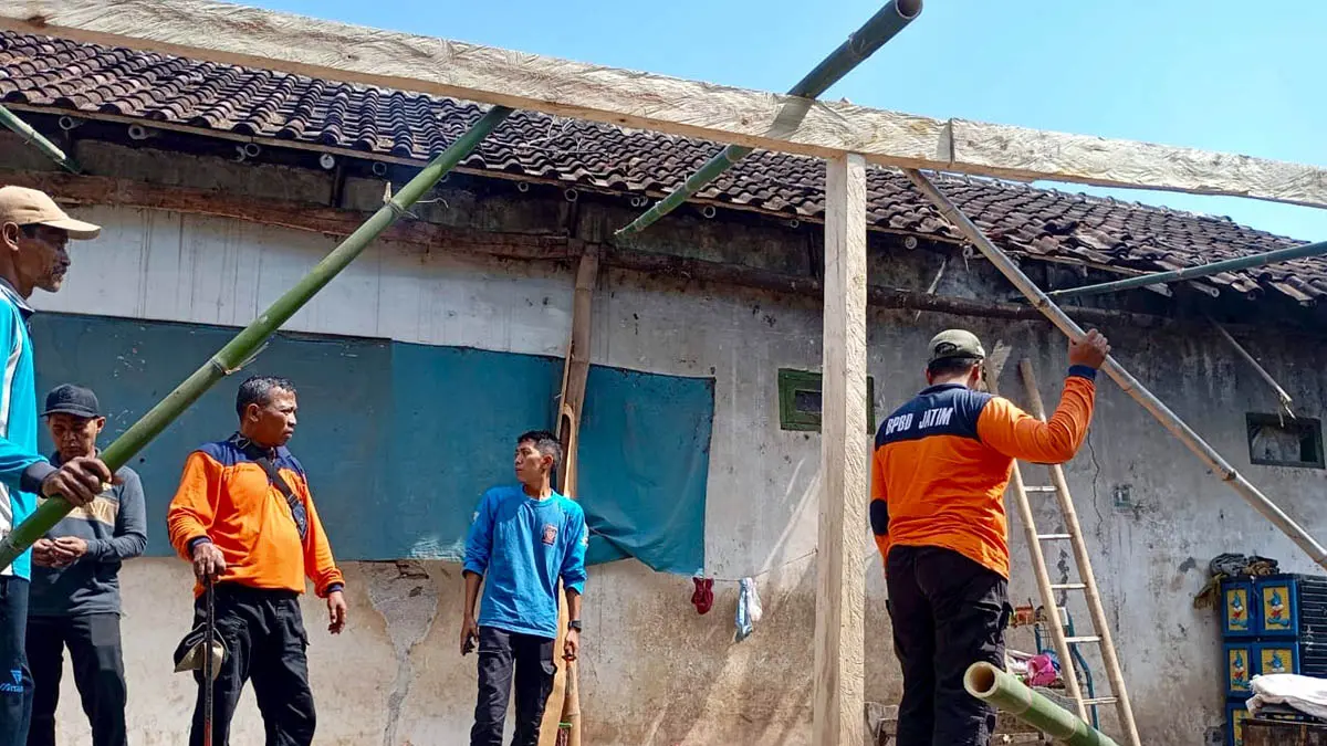 RUSAK : Petugas BPBD Kabupaten Probolinggo melakukan asesmen dampak bencana angin kencang yang terjadi di Dusun Klompangan, Desa Tulupari, Kecamatan Tiris. (Foto: BPBD for Jawa Pos Radar Bromo)
